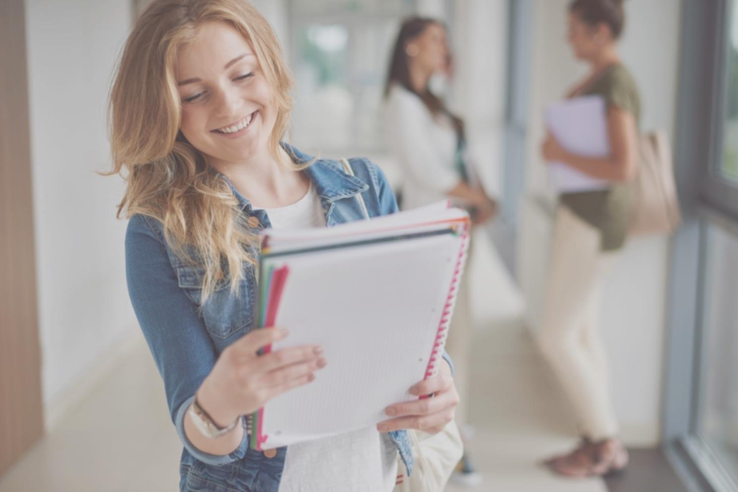 Empresarios exitosos desarrollando estrategias financieras